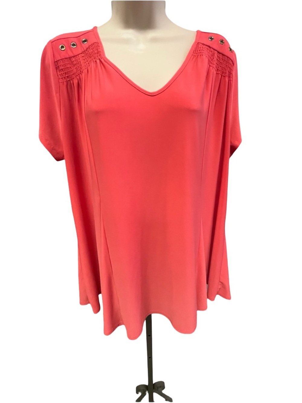 1575 / Women’s V-Neck Short Sleeve Top in Coral